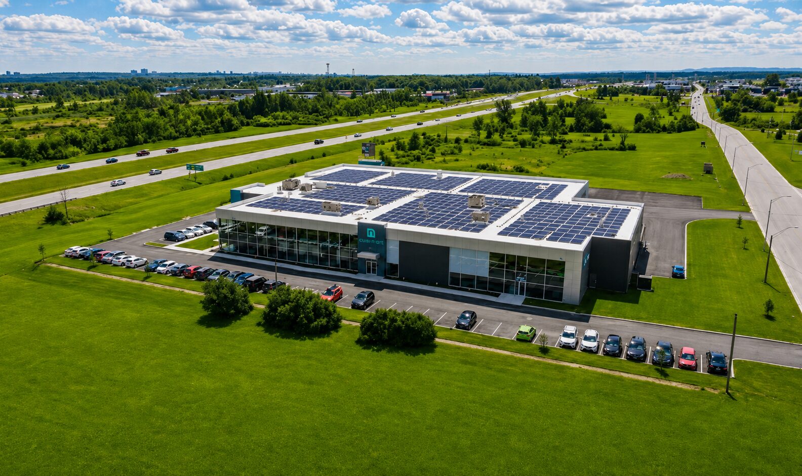 Vue aérienne de l’usine Cuisi-n-art à Gatineau, avec des panneaux solaires sur le toit