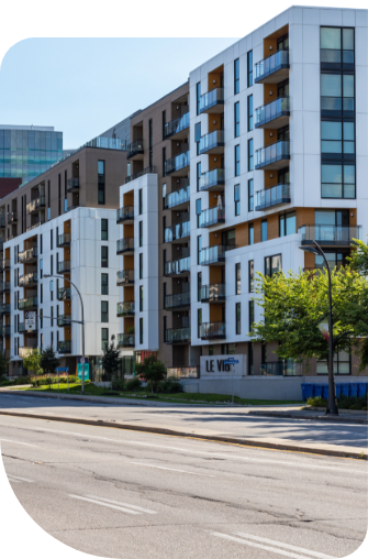 Promoteur immobilier devant un projet résidentiel