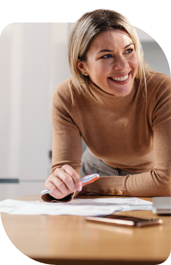 Cuisiniste au travail sur un plan de cuisine