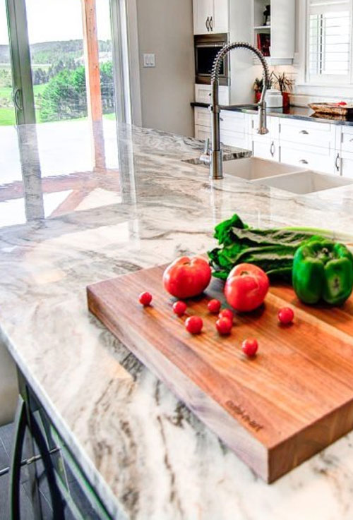 Comptoir de cuisine en quartz avec une planche à découper et des légumes