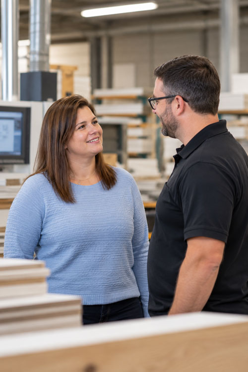 Une femme et un homme discutent dans l’usine